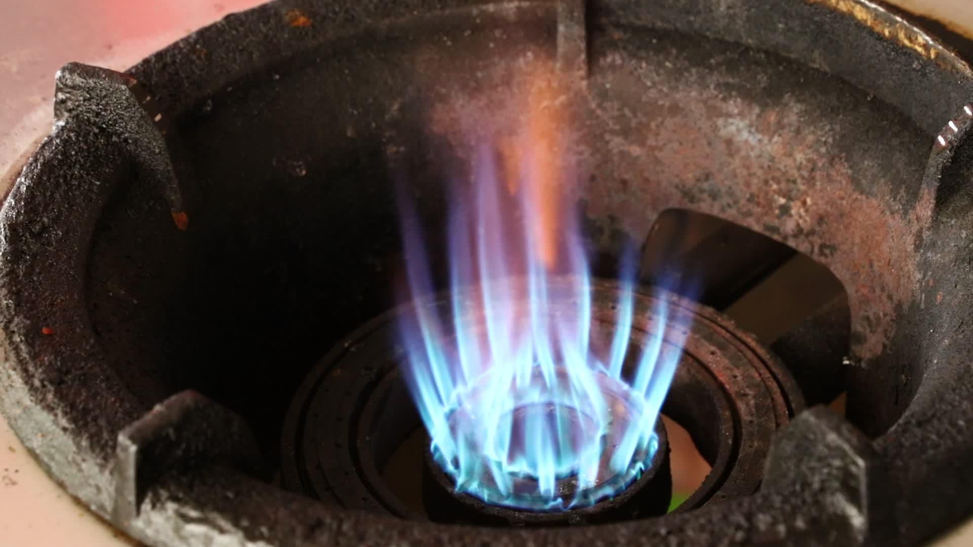 关闭煤气炉的蓝色火焰视频的预览图
