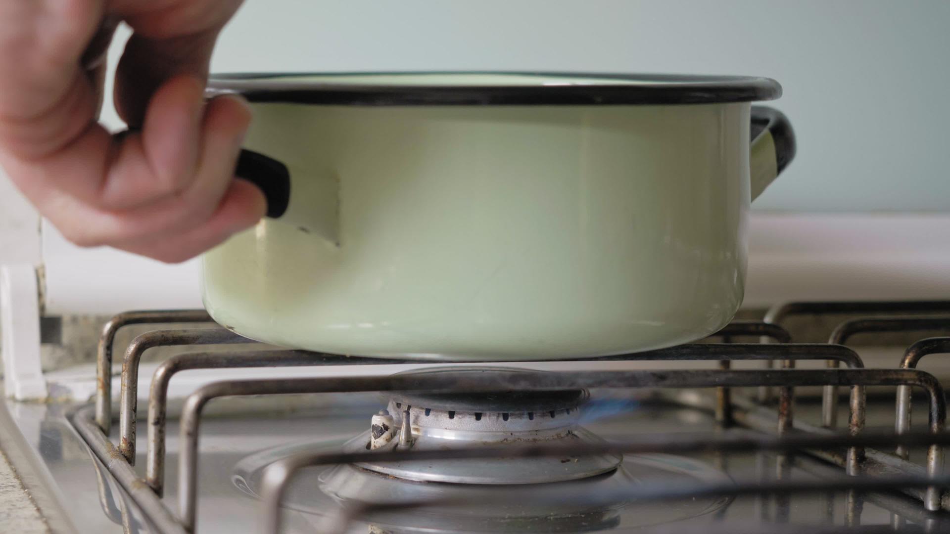 烹饪器上的古老绿锅视频的预览图