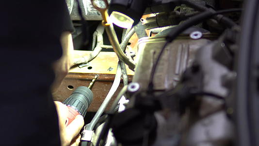 在旧车上安装新的汽车燃气蒸汽双燃料加热装置视频的预览图