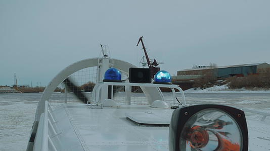 冷冻河上的小浮游艇有工作螺旋桨和蓝光视频的预览图
