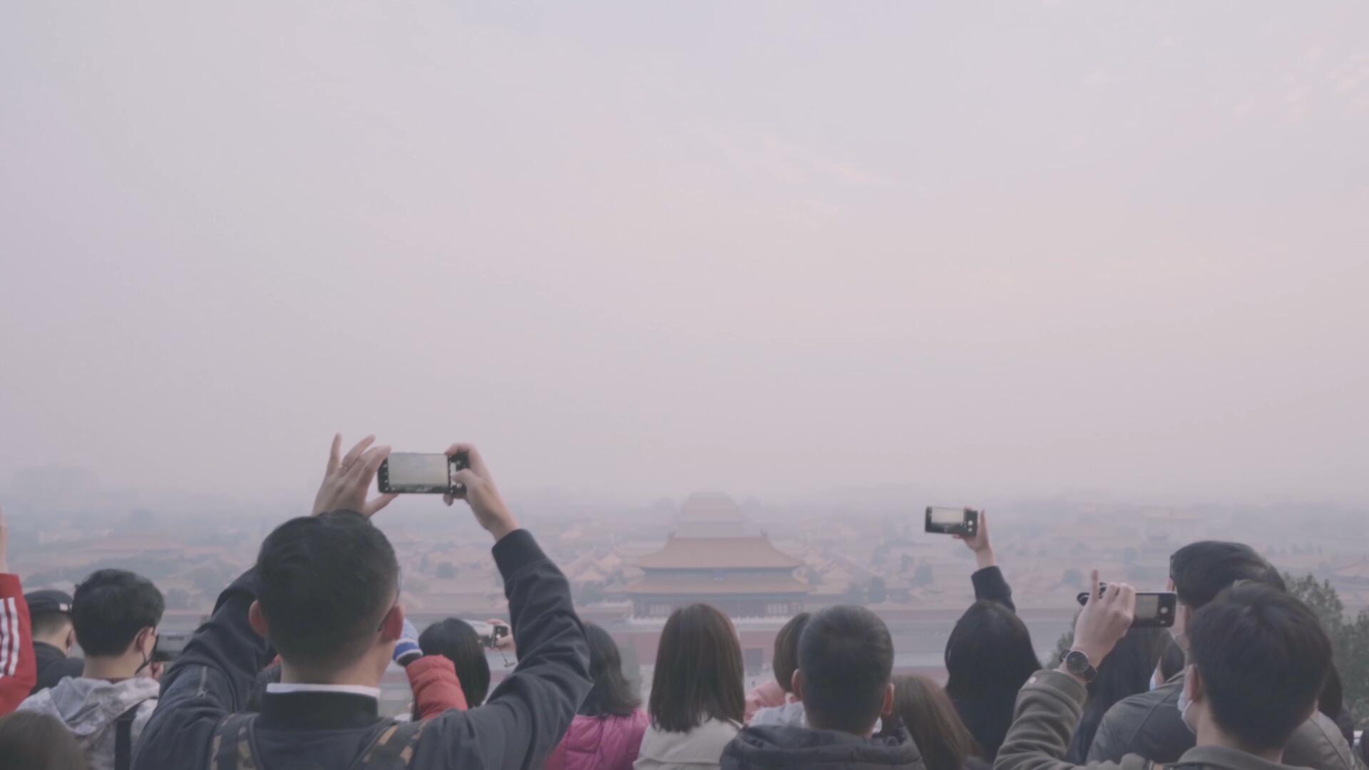 北京清晨看故宫全景拍照的旅客视频的预览图