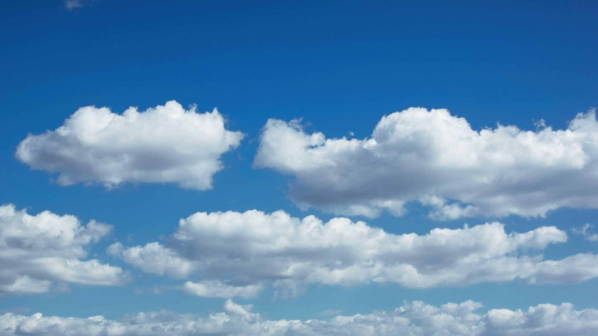 蓝天背景下的白云折叠时间视频的预览图