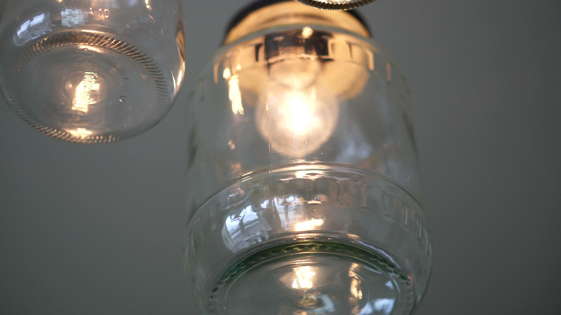 泥瓦玻璃罐的回收用作装饰空间的灯具视频的预览图