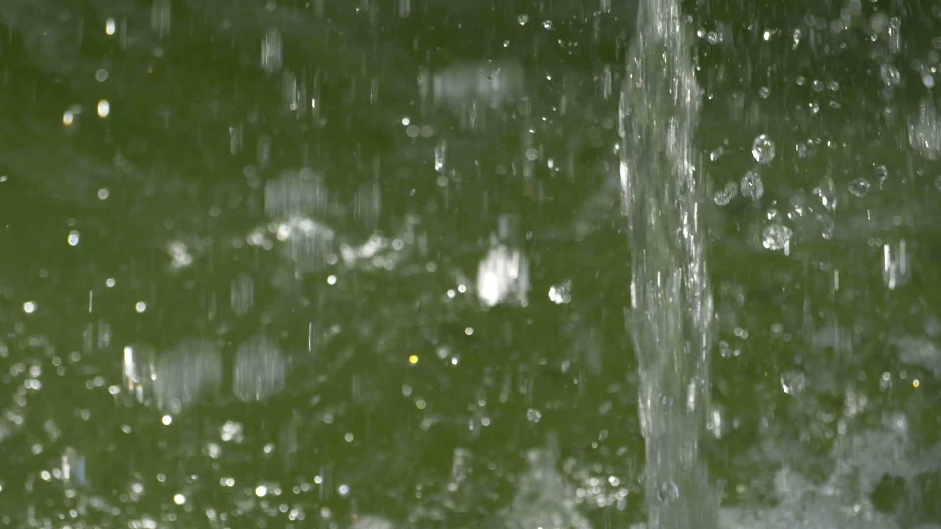 水喷泉缓慢移动强力喷水喷水机视频的预览图