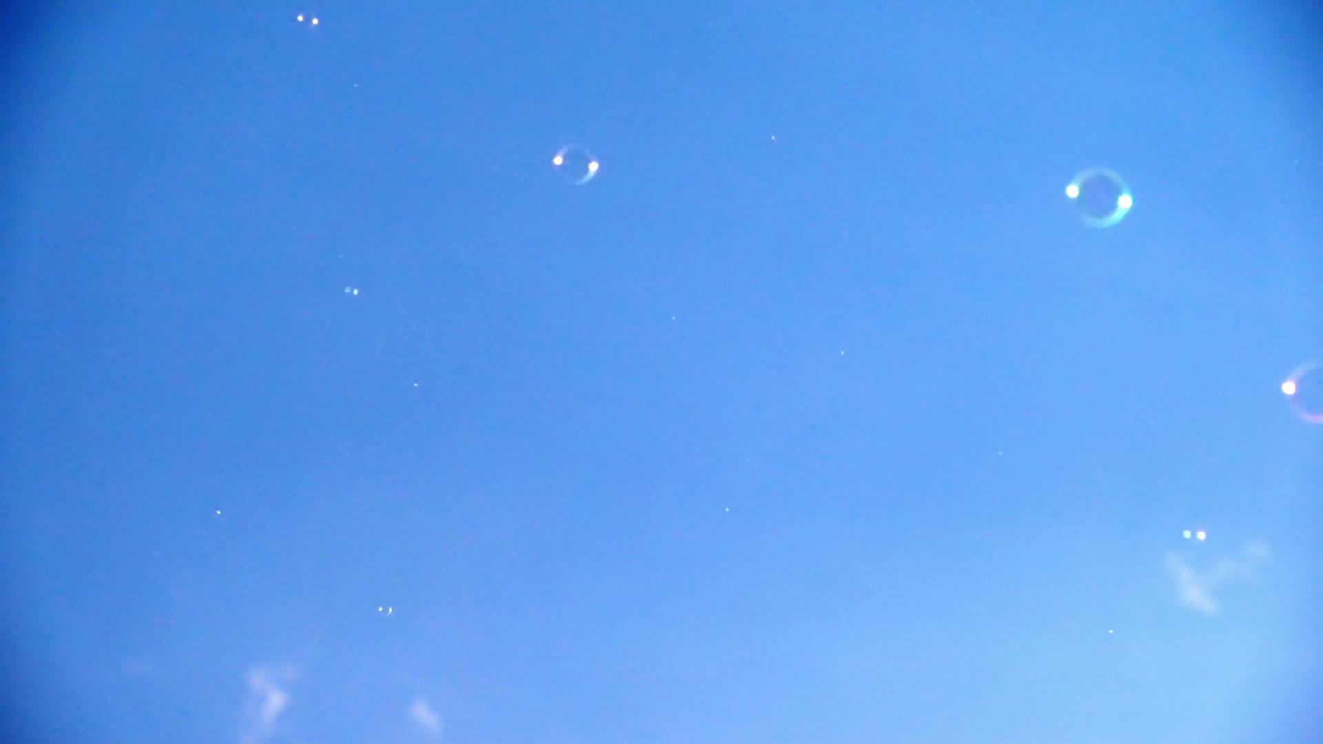 天空中的肥皂泡视频的预览图