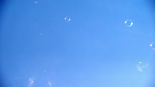 天空中的肥皂泡视频的预览图