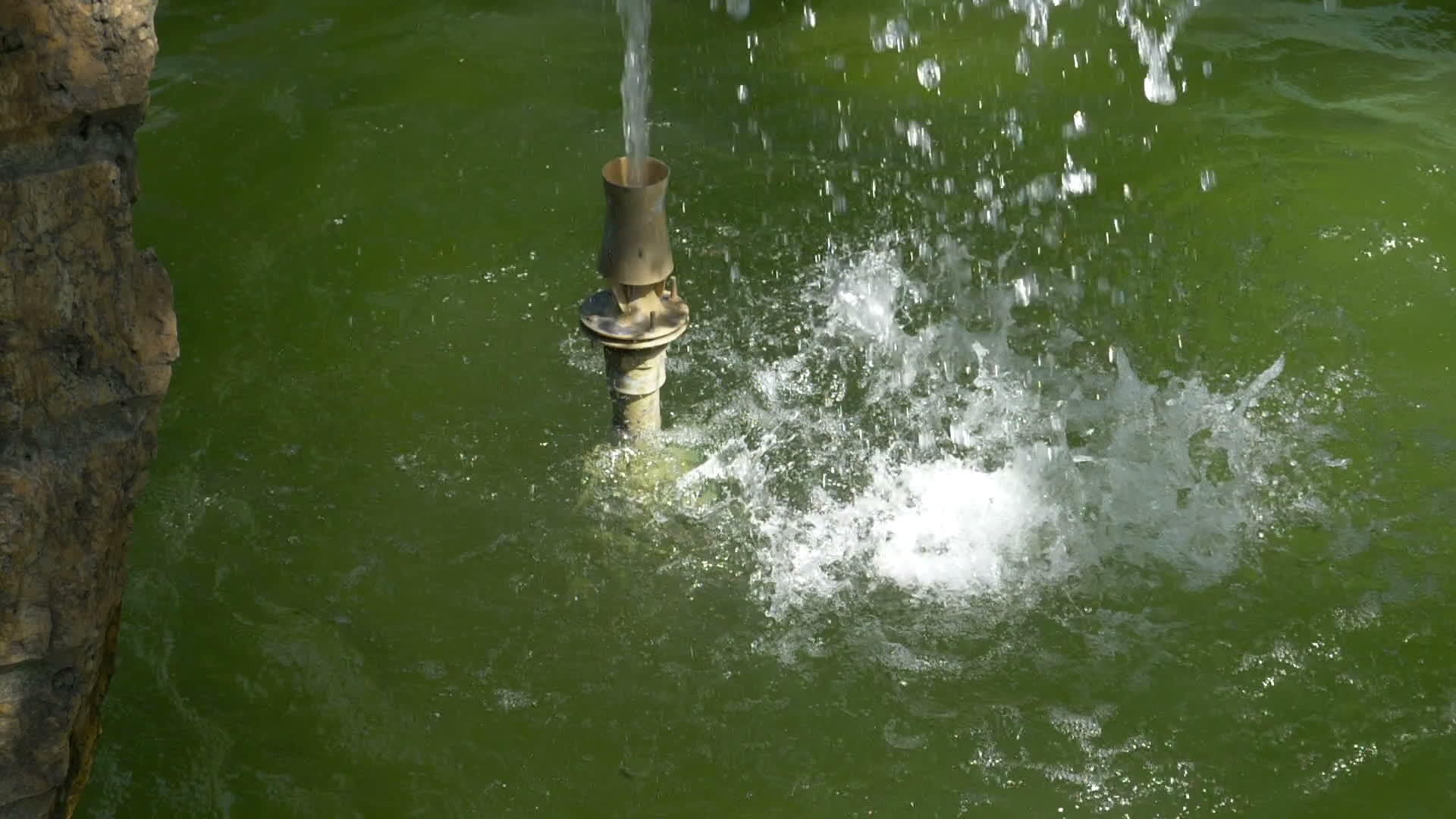 水喷泉缓慢移动强力喷水喷水机视频的预览图