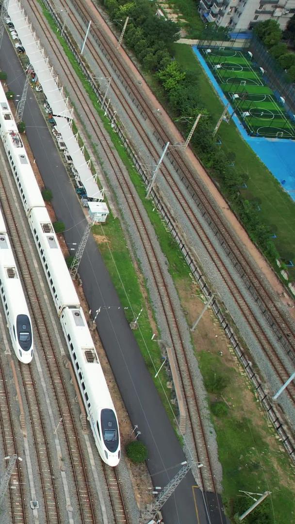 火车空镜材料停放在城市高铁车站铁轨轨道上视频的预览图