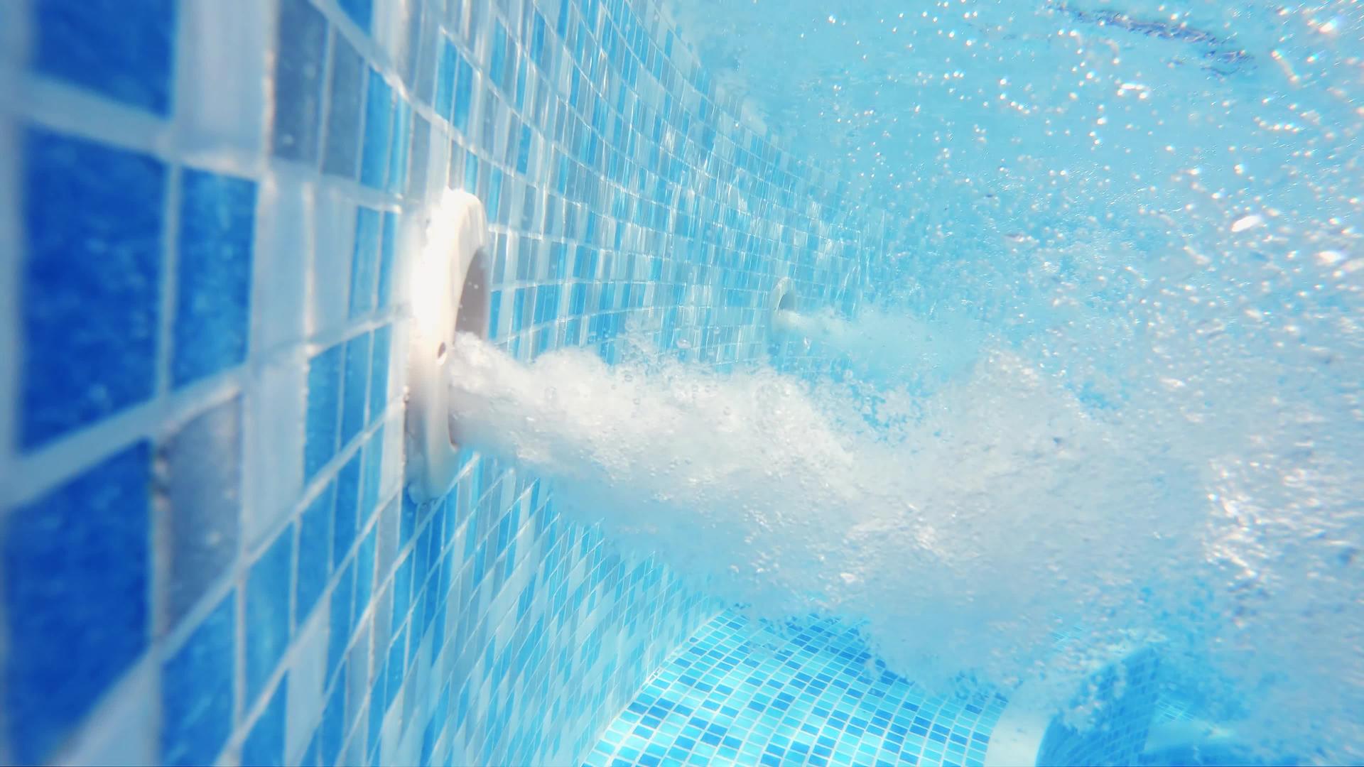 在游泳池或水下按摩浴缸中慢慢喷水视频的预览图