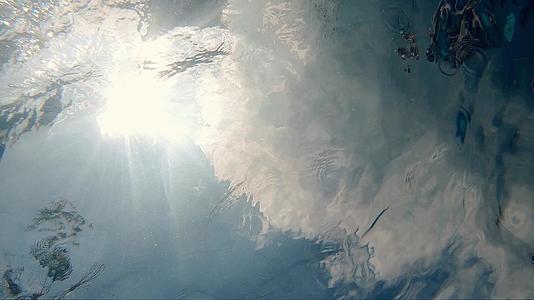 水和海浪穿透池中的太阳光束在水下观察视频的预览图