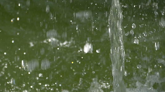 水喷泉缓慢移动强力喷水喷水机视频的预览图