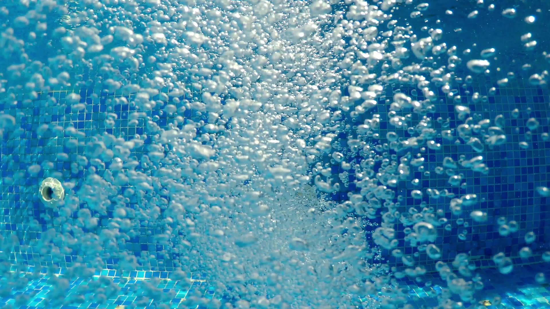 温泉水池中的蓝色和新鲜水泡沫视频的预览图