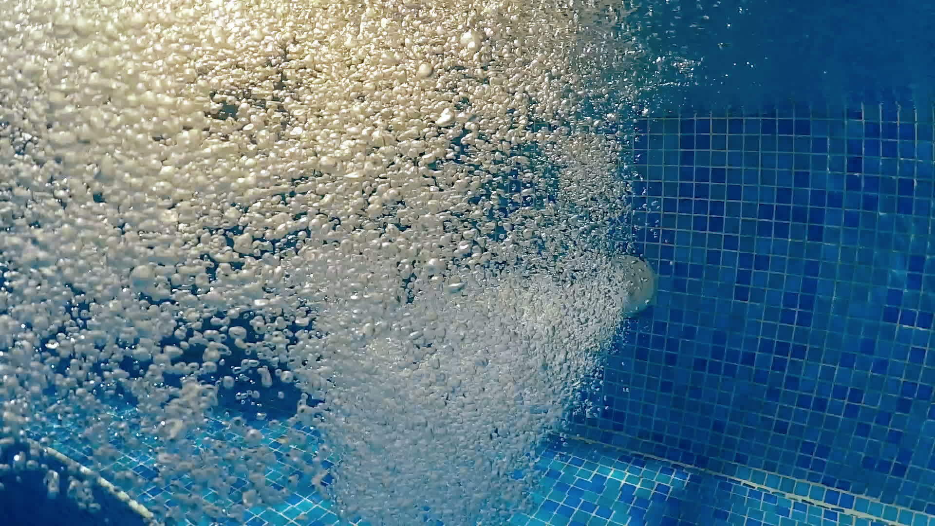 热温泉池中的清蓝淡水气泡缓慢移动视频的预览图