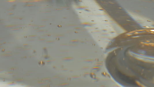 上升和漂浮的气泡以液体抽象的形式出现视频的预览图