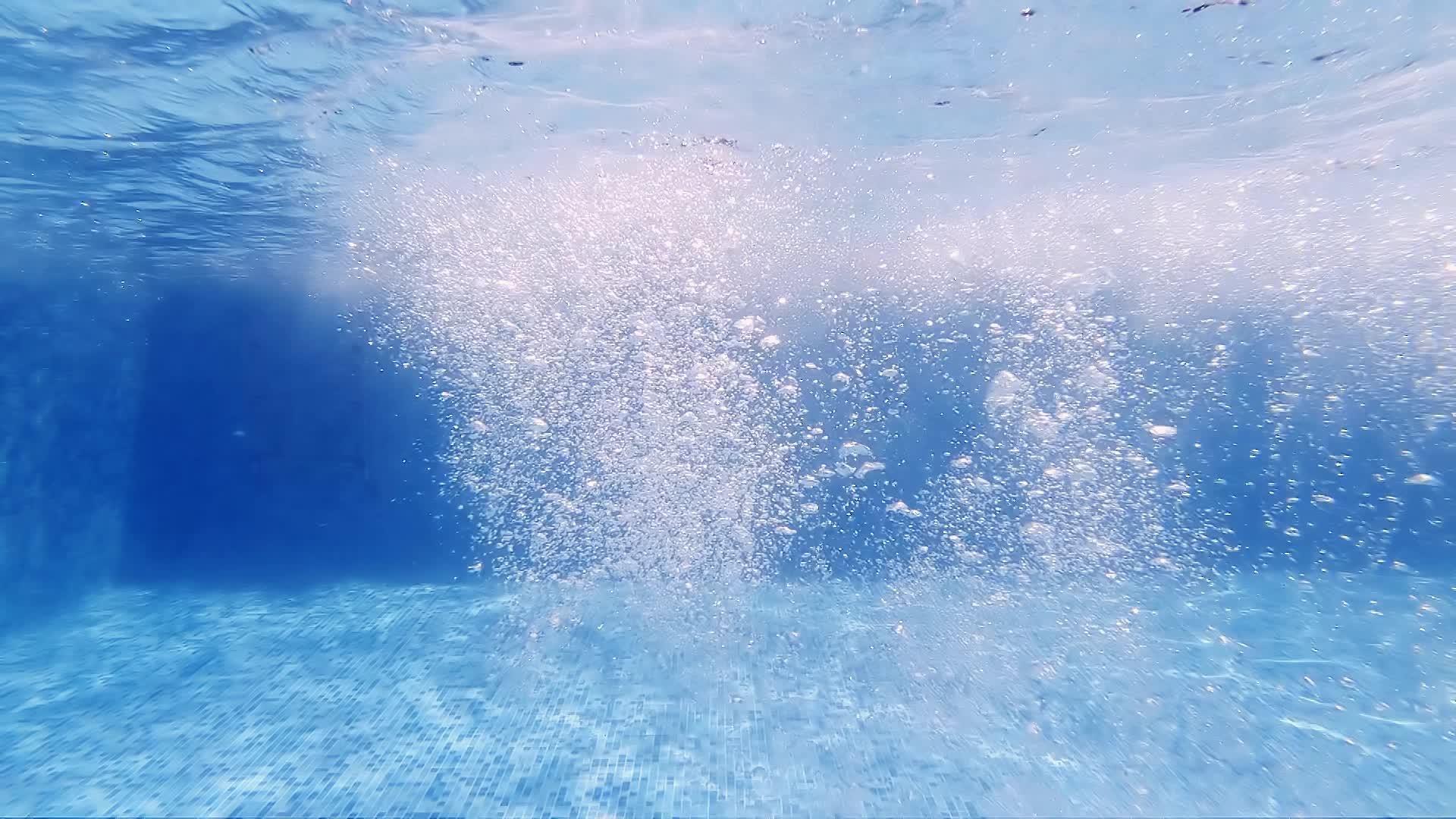 浮游潜水器的气泡在水下上升到游泳池表面视频的预览图