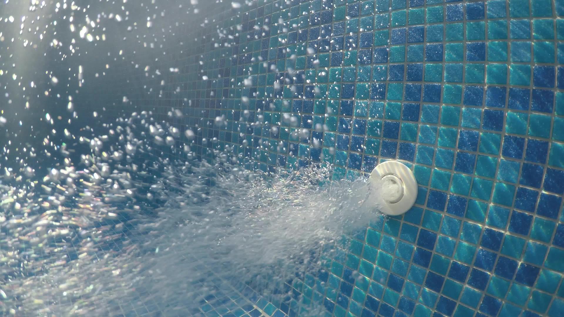 将气泡冲入热水池游泳池视频的预览图