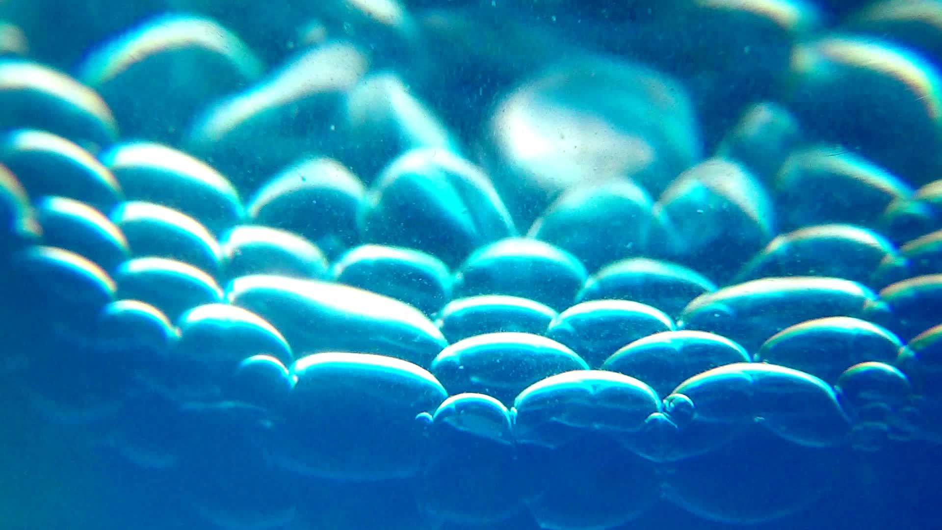 蓝色的气泡滴落在玻璃杯里视频的预览图