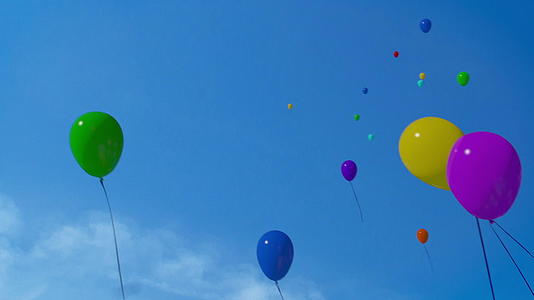 快乐生日气球蓝天上有阿尔法面具视频的预览图