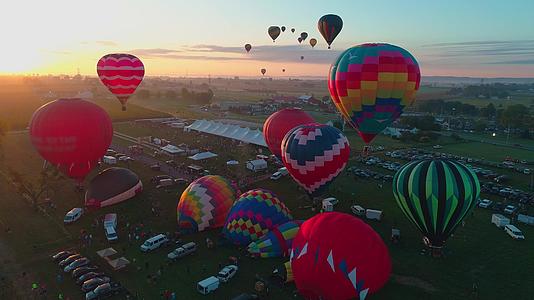 清晨 热气球节的空中风景在农村阳光明媚的夏天升起视频的预览图