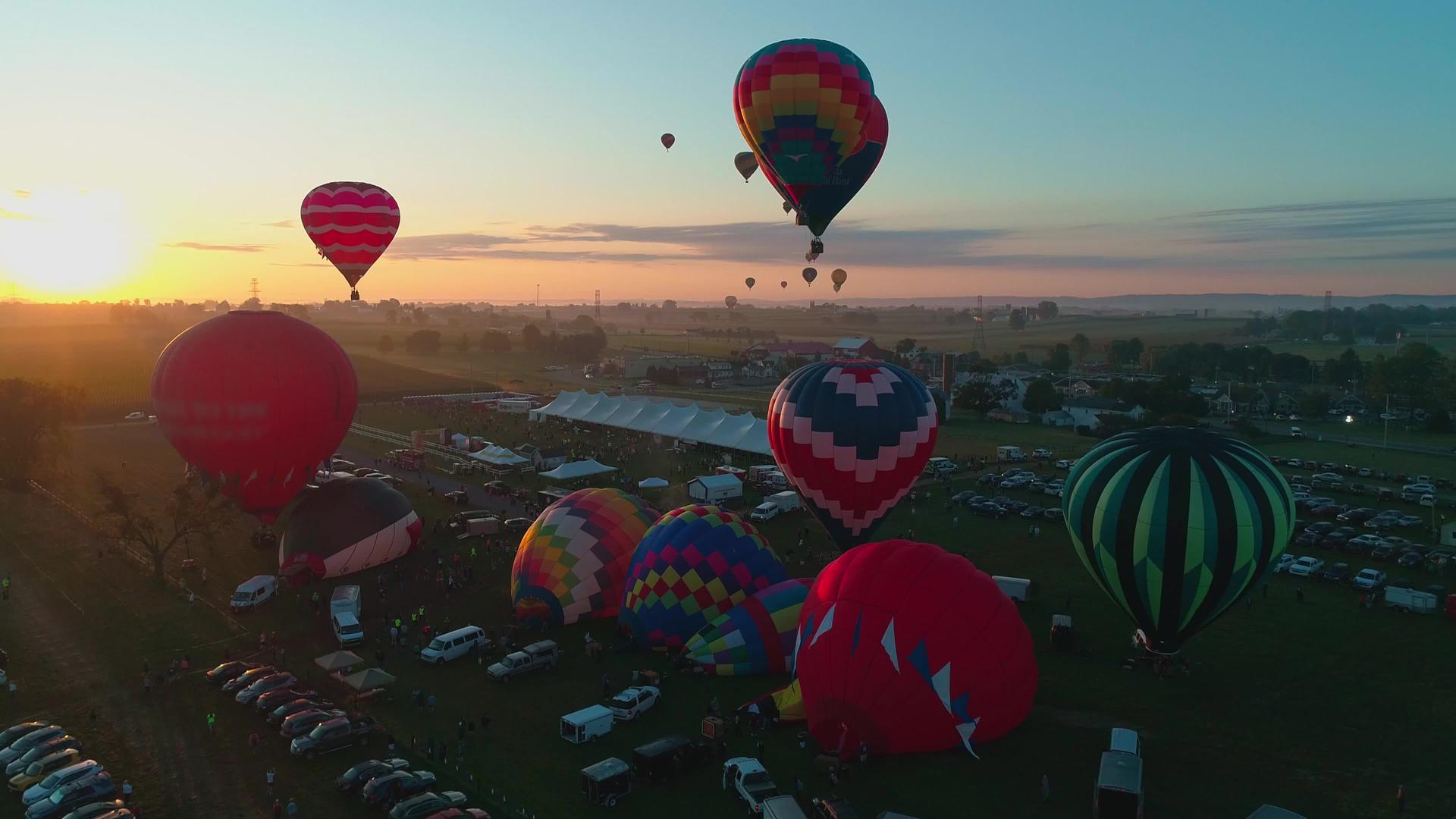清晨热气球节的空中风景在农村阳光明媚的夏天升起视频的预览图
