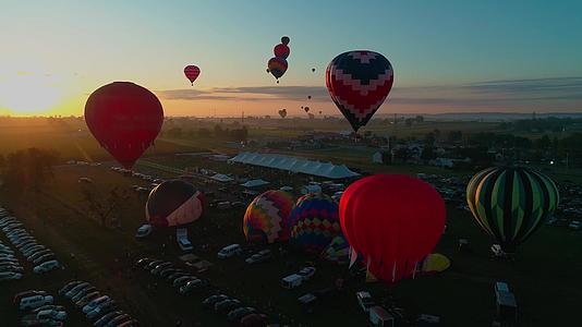 清晨热气球节的空中风景在农村阳光明媚的夏天升起视频的预览图