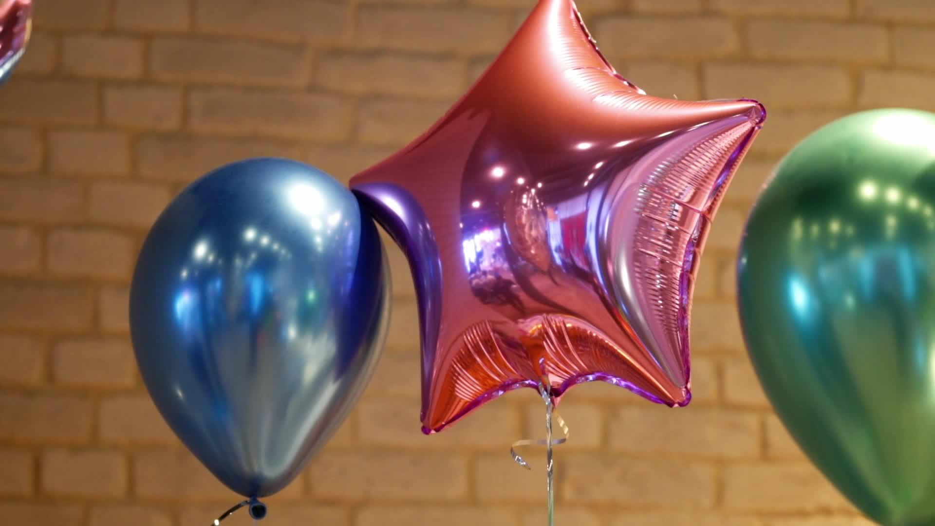 许多气球在节日派对上装饰视频的预览图