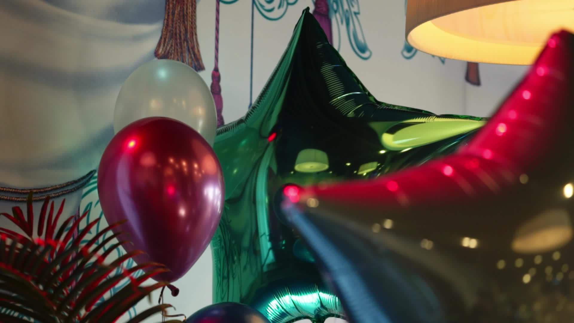 许多气球在节日派对上装饰视频的预览图