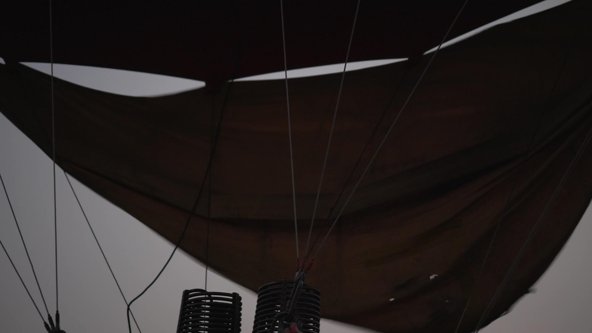 用煤气燃烧器加热气球飞行视频的预览图