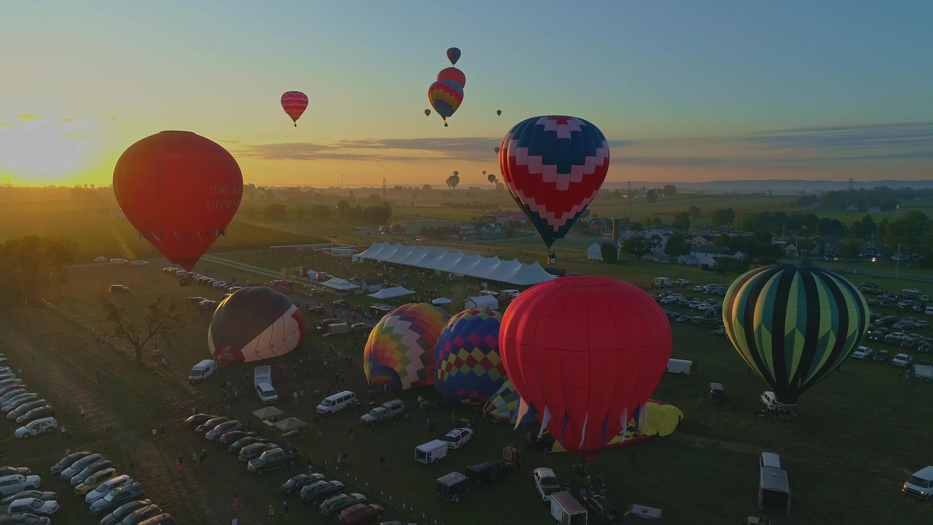 气球节从填充到起飞的热气球在清晨发射时在天空中看到视频的预览图
