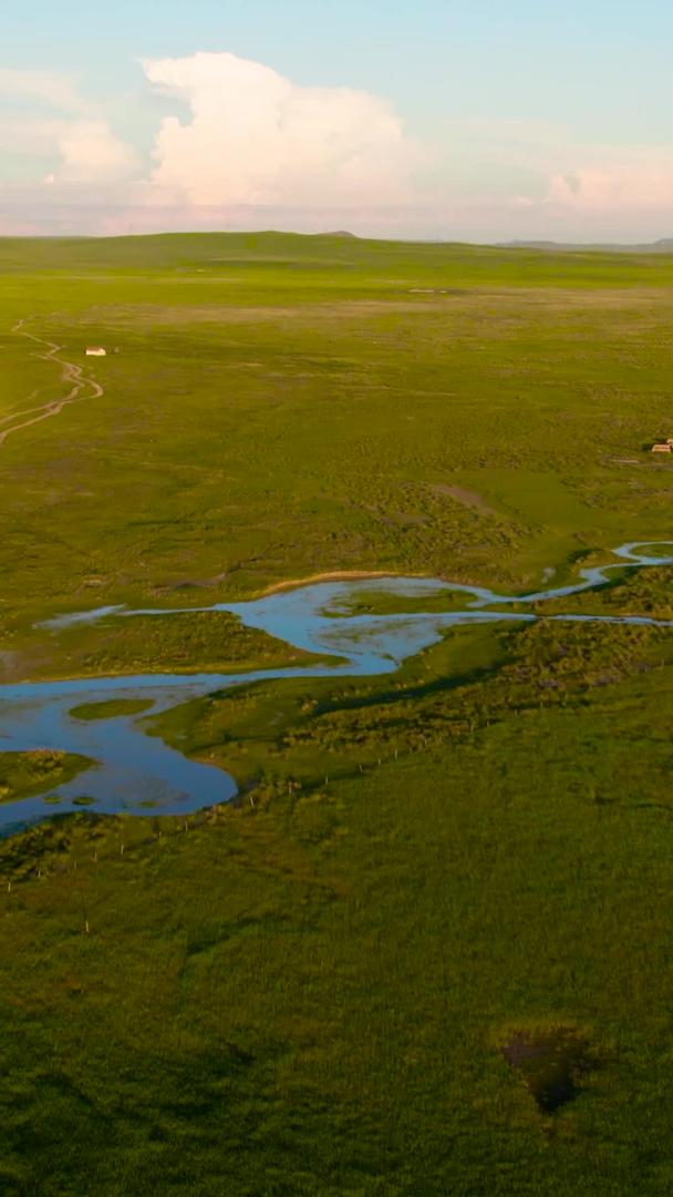 五k航拍夕阳西下草原上蜿蜒的河流九曲湾视频的预览图