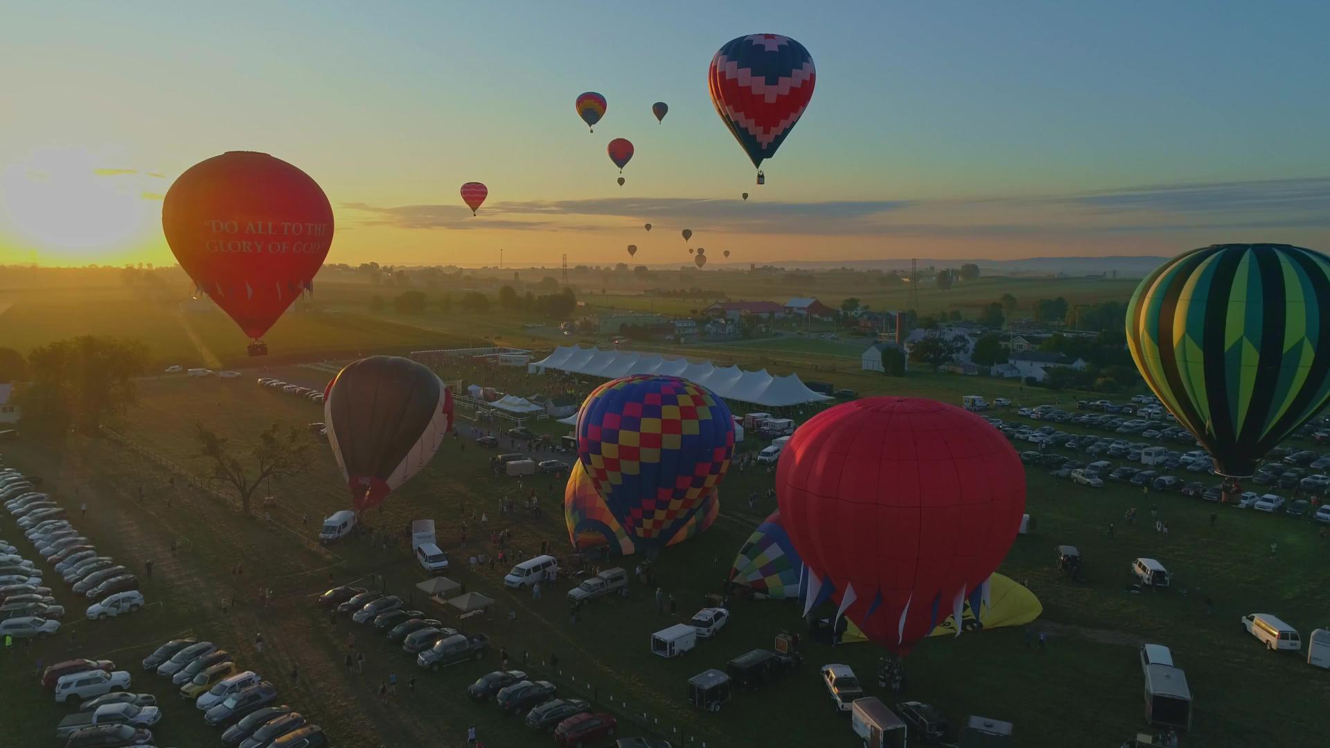 气球节从填充到起飞的热气球在清晨发射时在天空中看到视频的预览图