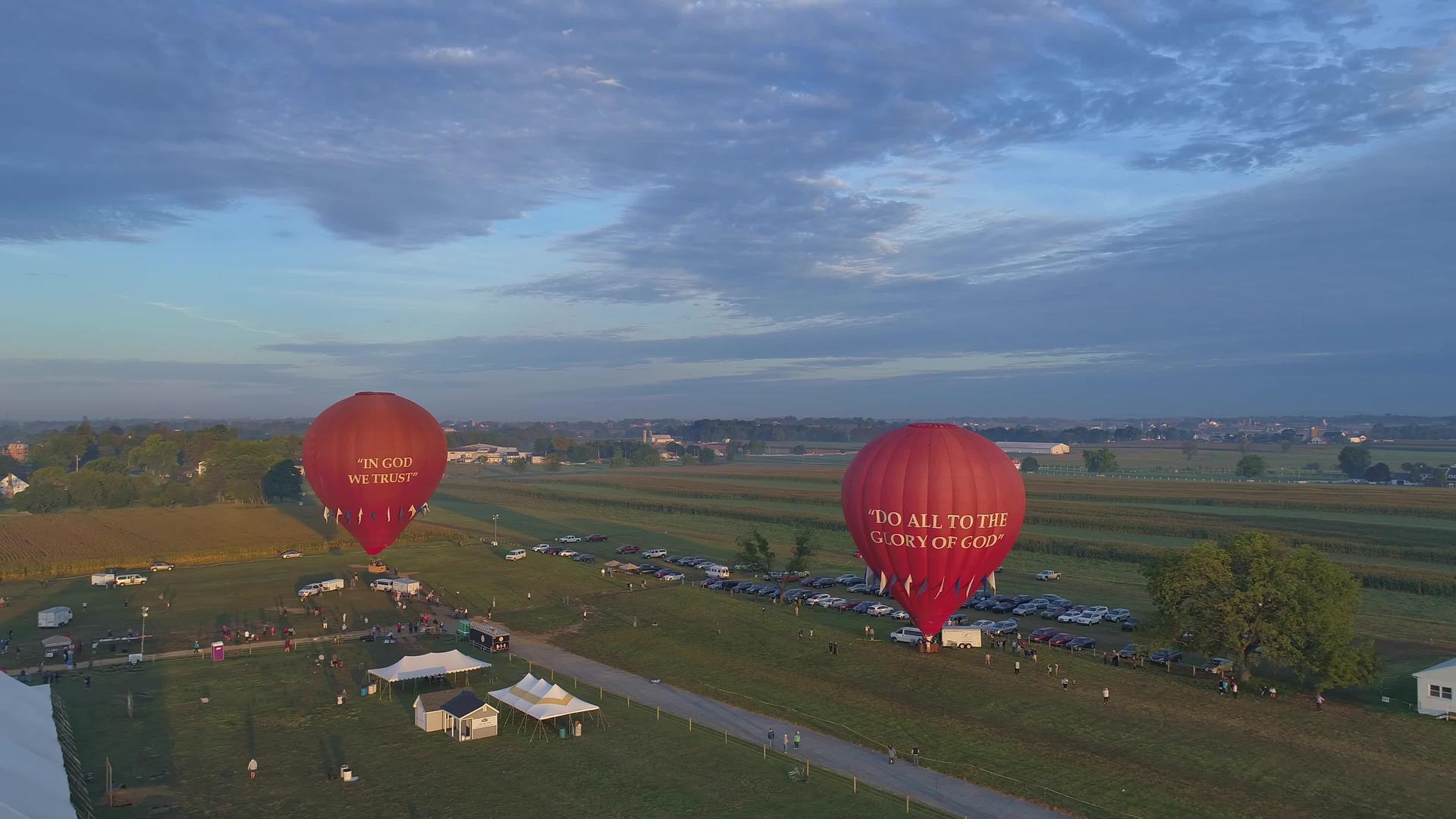 当太阳升起时一个气球节的热气球在黎明发射就像无人机一样视频的预览图