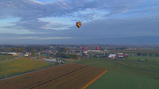 当太阳升起时气球节的热气球在清晨的时空中漂浮视频的预览图
