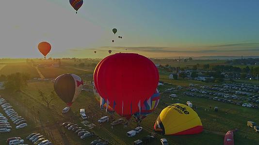 在气球节上早上发射热气球从填充到无人飞机看到的视频的预览图