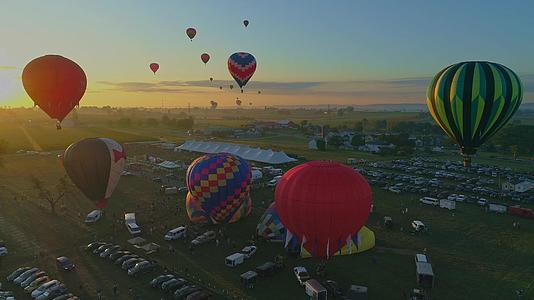 在气球节上早上发射热气球从填充到无人飞机看到的视频的预览图