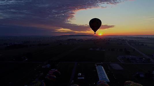 清晨在节日期间我们可以看到许多热空气气球的风景视频的预览图