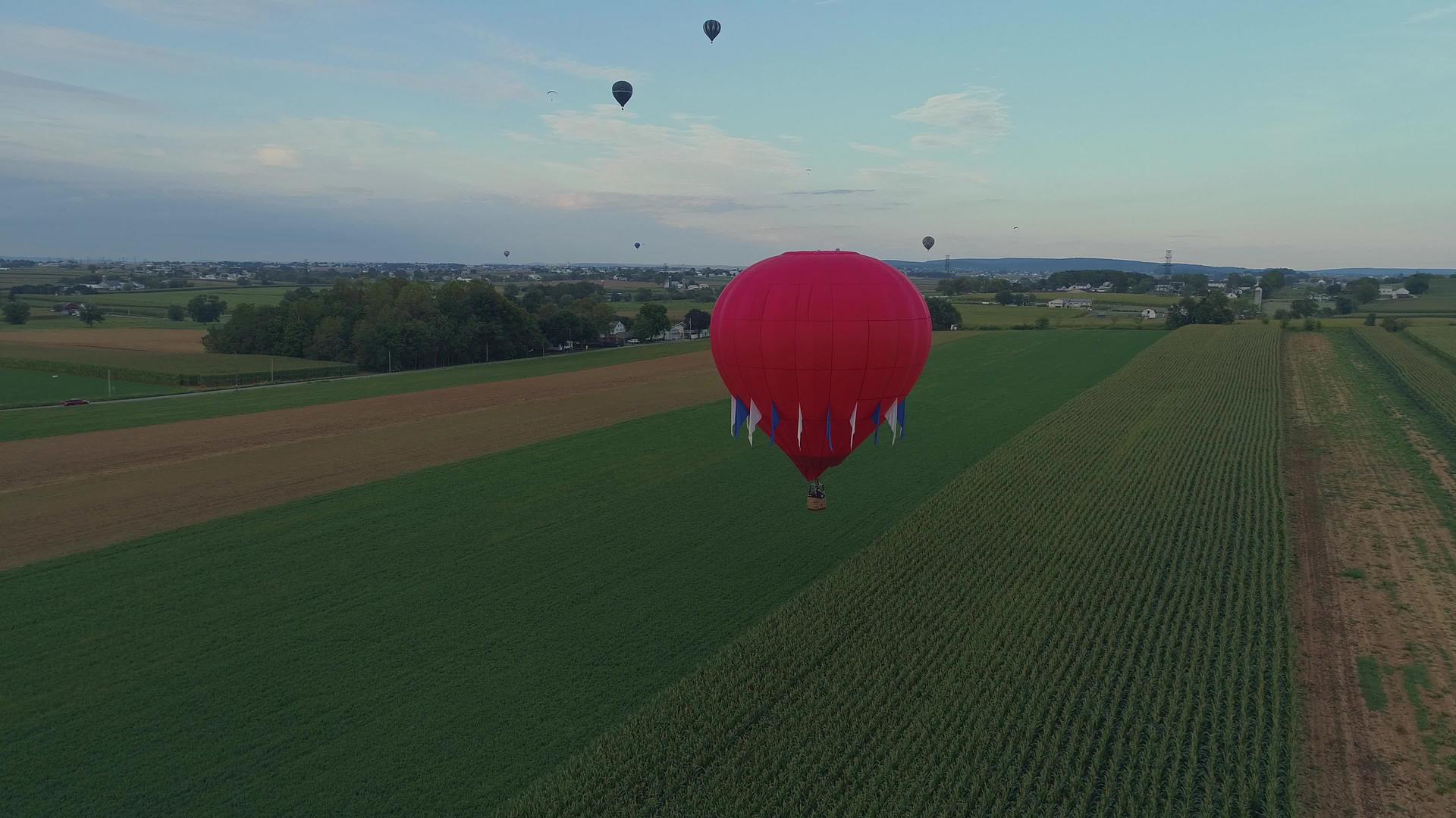 节日期间热空气气球漂浮在农场的空气中视频的预览图
