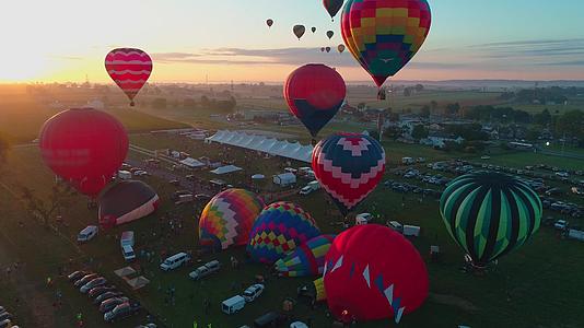 清晨在节日期间我们可以看到许多热空气气球的风景视频的预览图