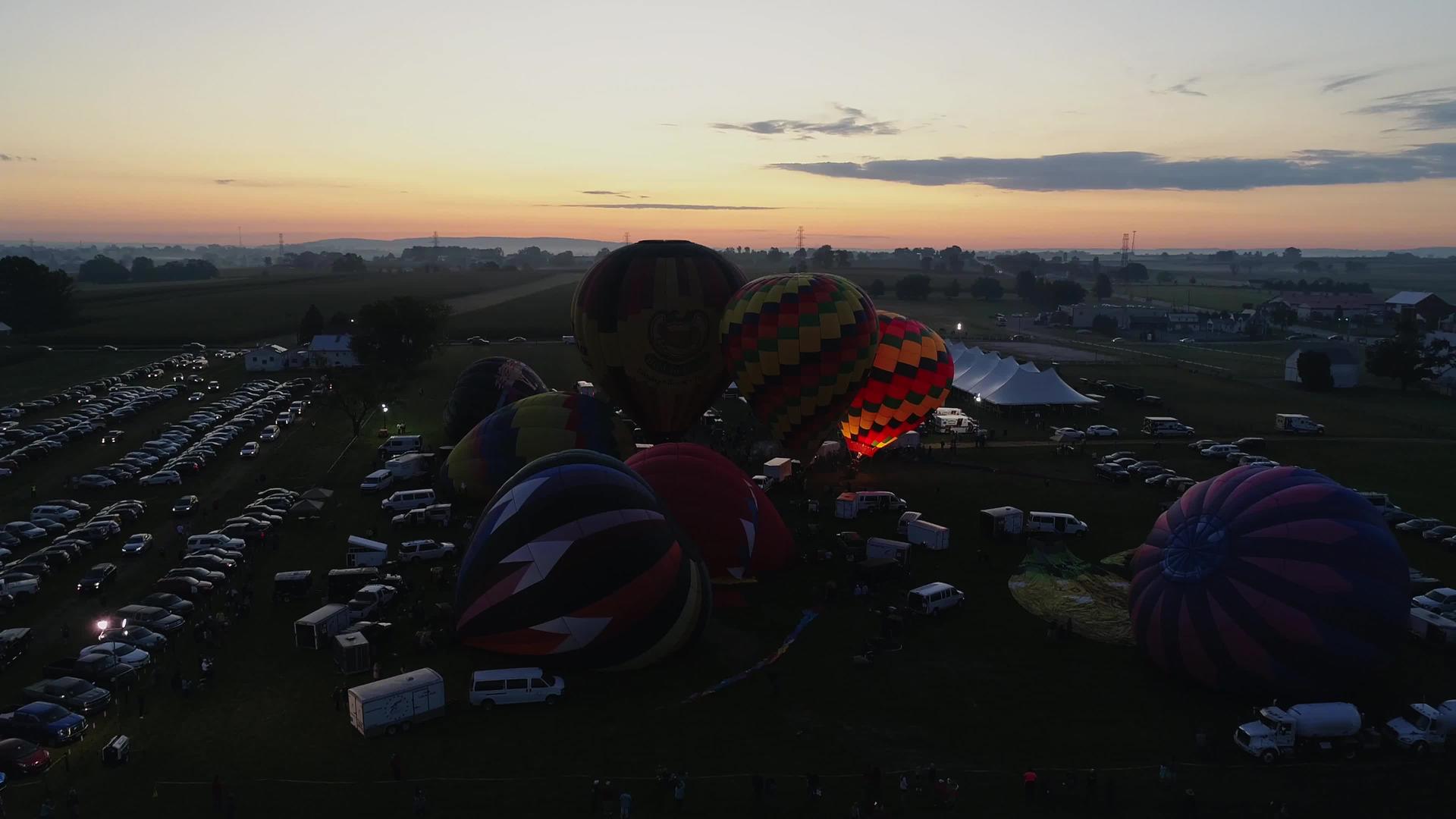 阳光明媚的夏日早晨热空气气球风在气球节上起飞视频的预览图