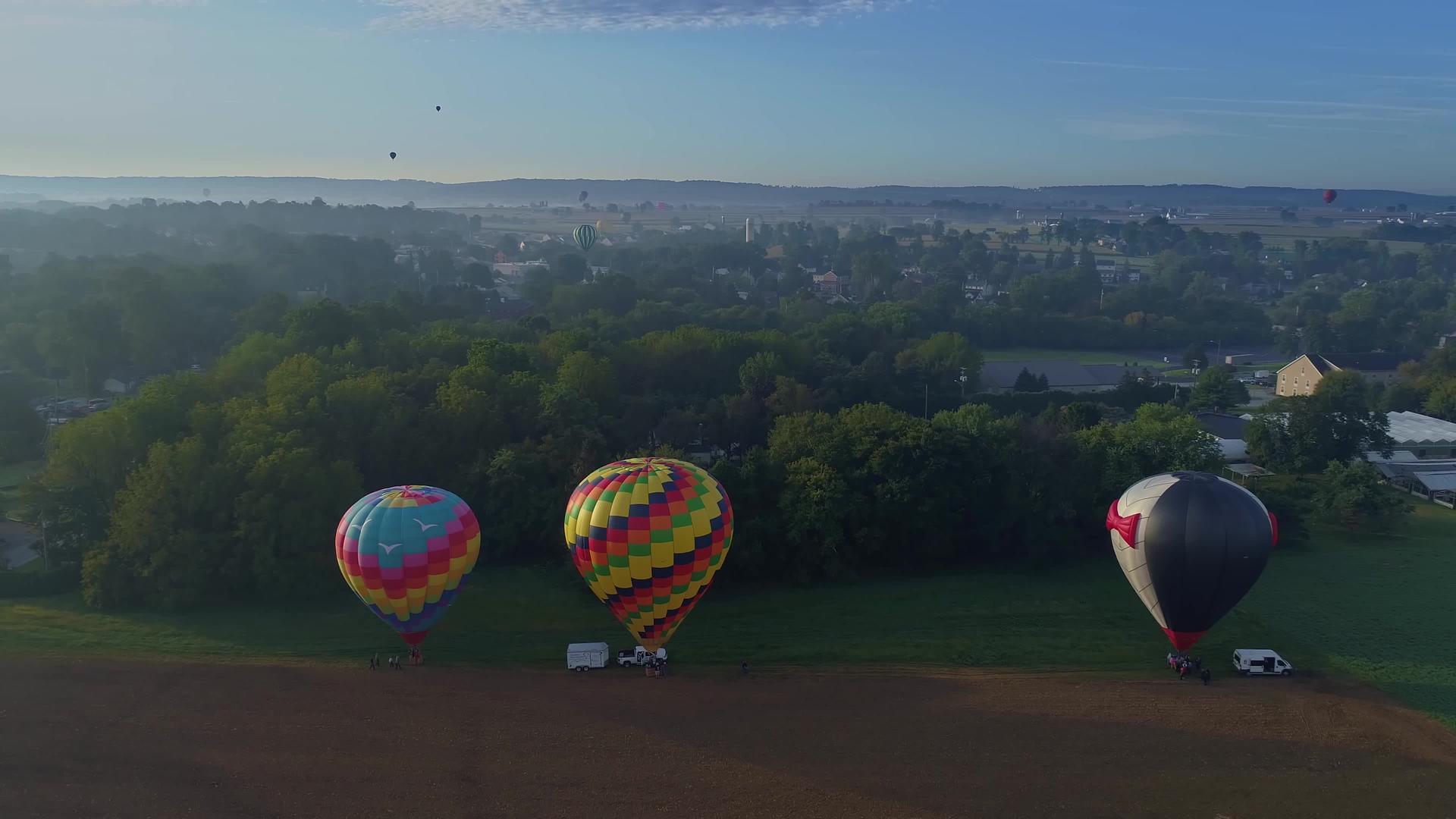 在阿米什农场的一个节日中我看到许多热气球降落在空中视频的预览图