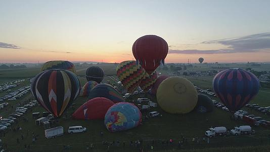 阳光明媚的夏日早晨热空气气球风在气球节上起飞视频的预览图