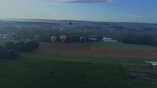 在阿米什农场的一个节日中我看到许多热气球降落在空中视频的预览图