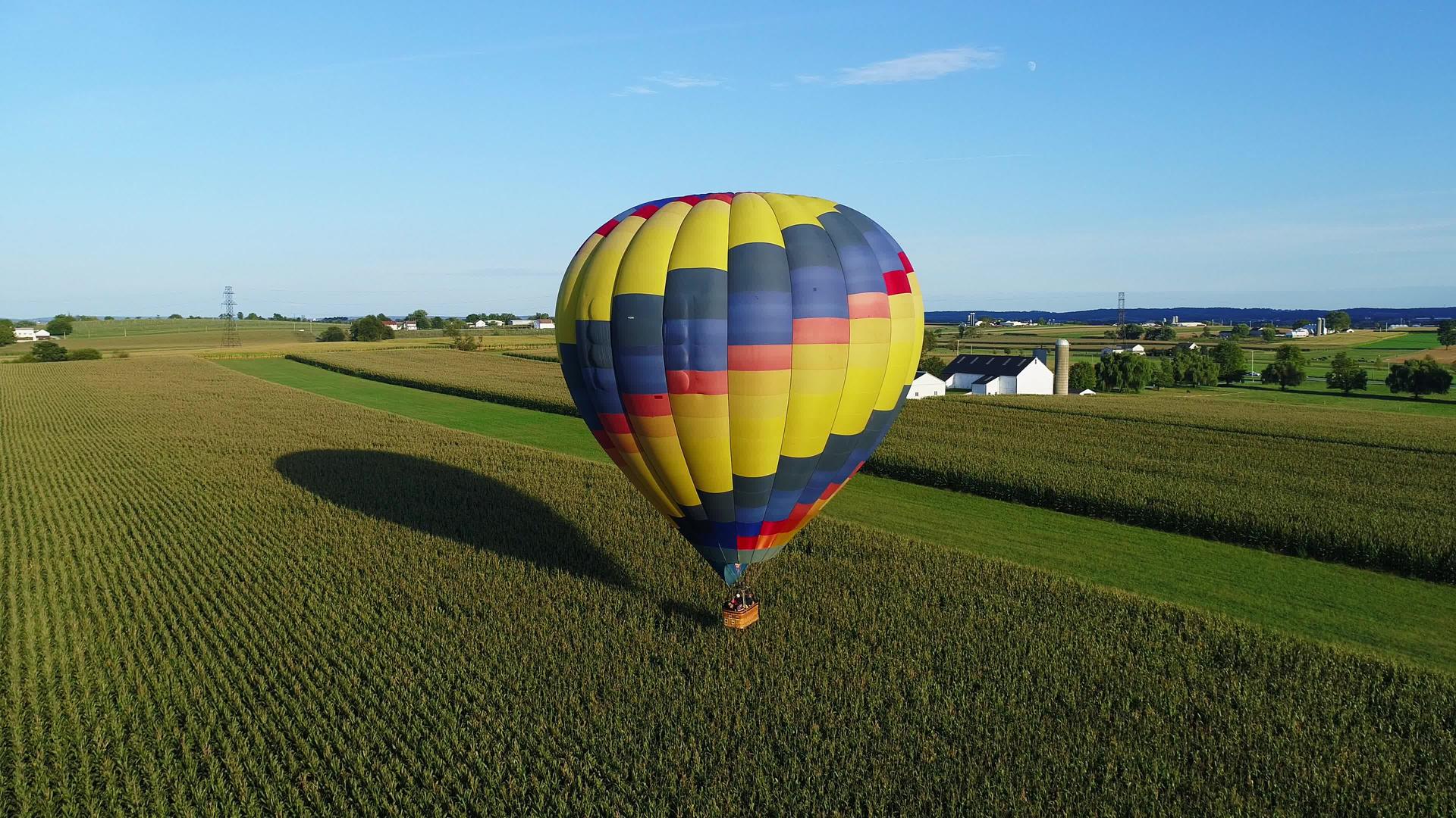 夏天阳光明媚的节日晚上农场里有一个热空气气球视频的预览图