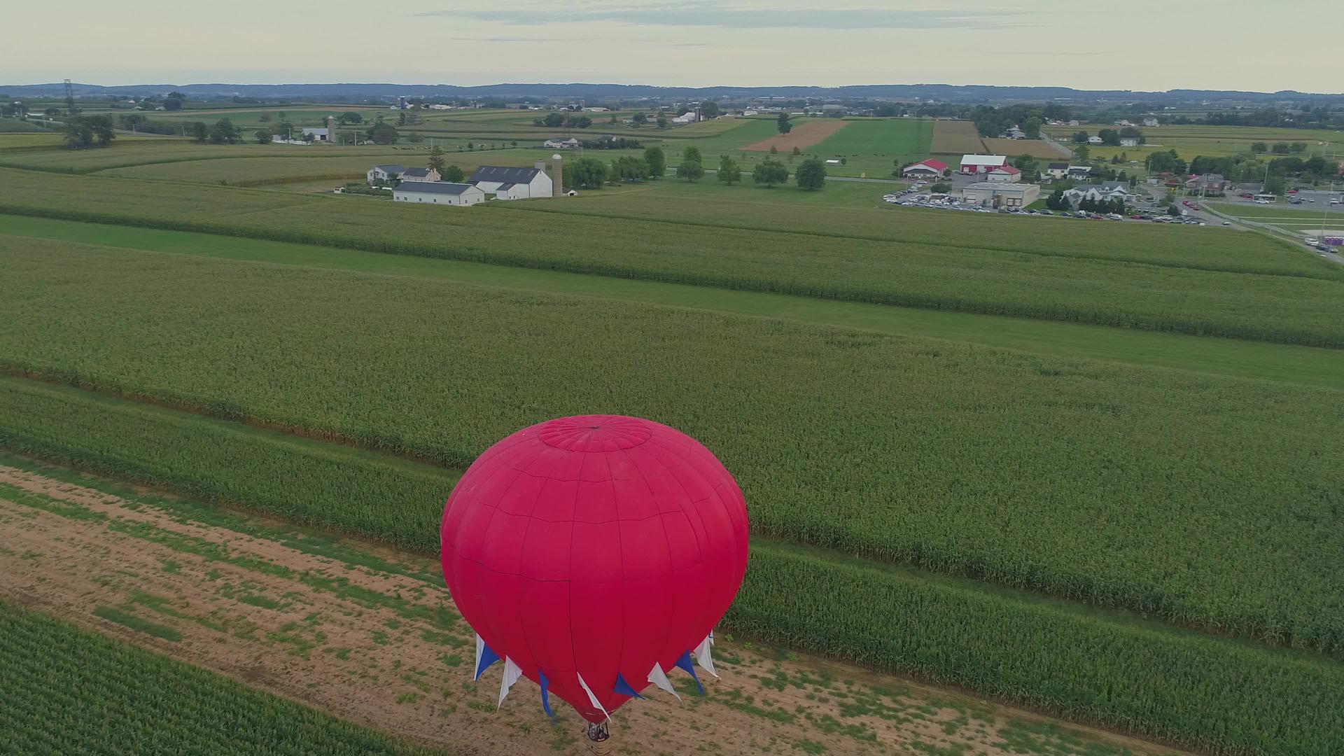 在阳光明媚的夏季庆典期间一个热气球直接触摸空中的天空视频的预览图