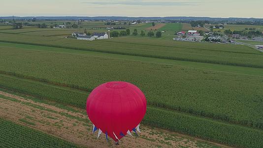在阳光明媚的夏季庆典期间一个热气球直接触摸空中的天空视频的预览图