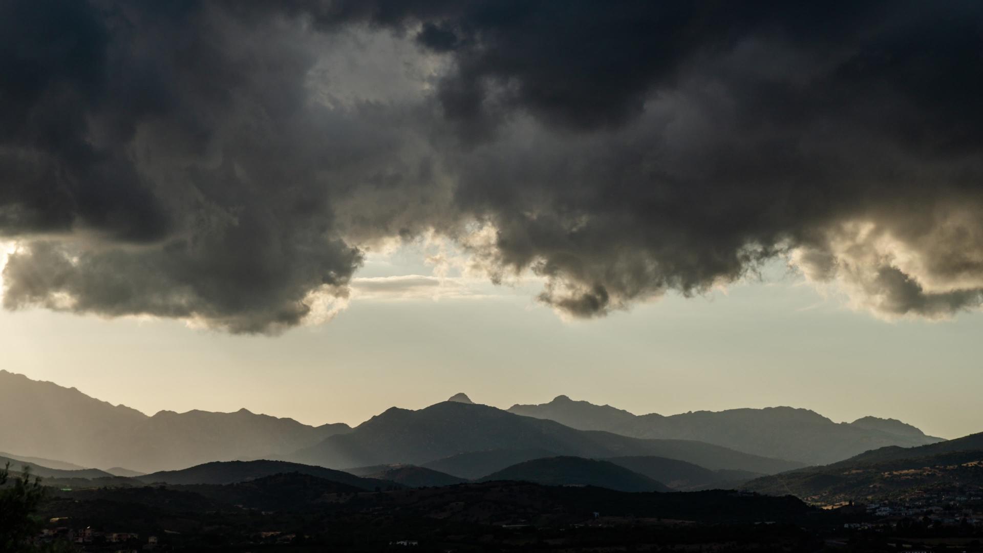 戏剧性的4Kuhd多云天空日落延迟——山上的大黑云视频的预览图