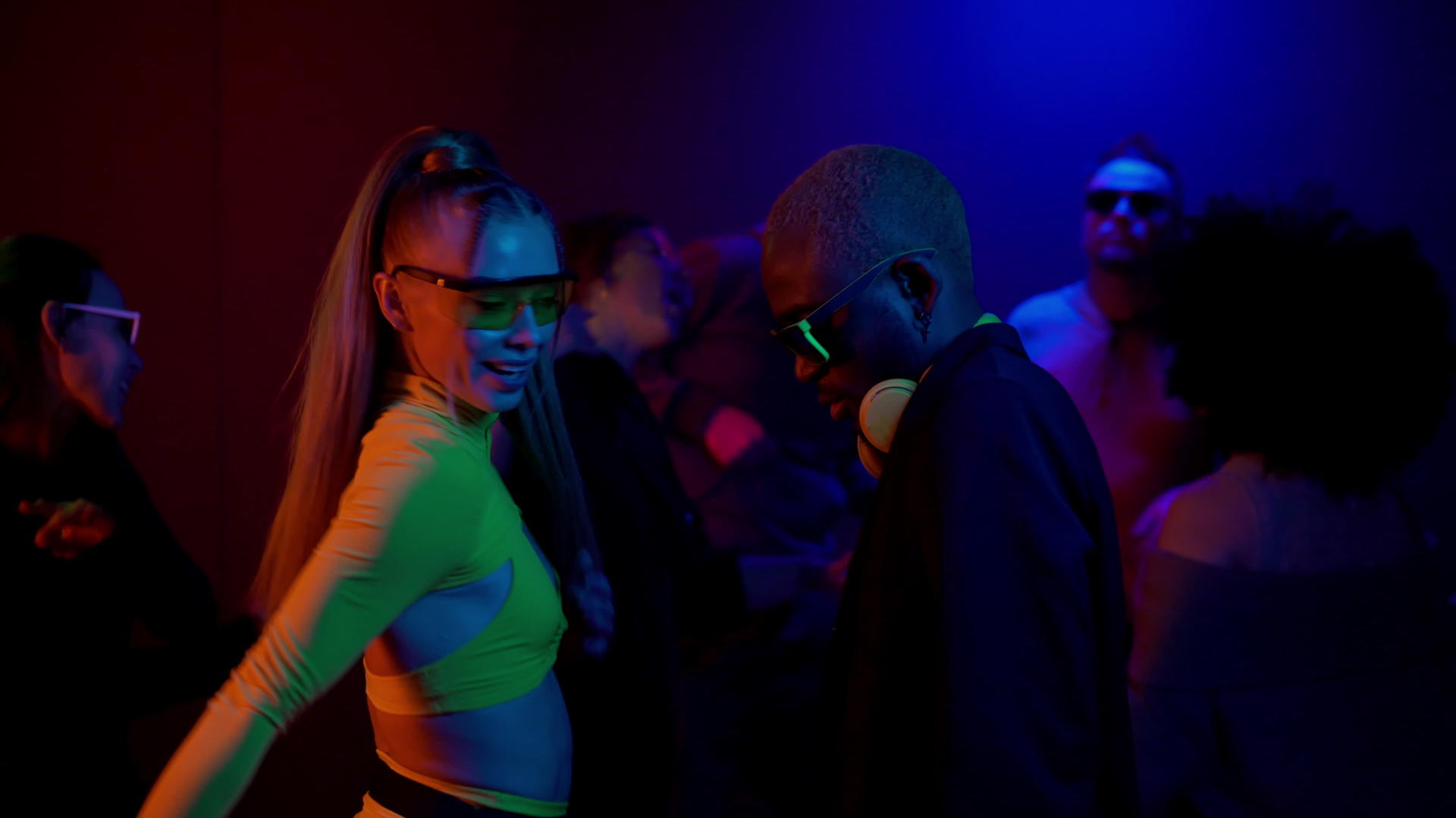 异族夫妇在俱乐部的霓虹灯下跳舞快乐的夫妇在迪斯科或迪斯科跳舞视频的预览图
