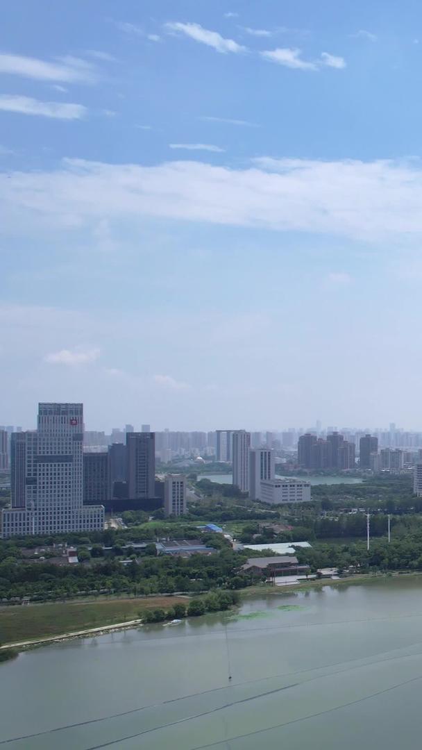 航拍城市蓝天白云晴天自然天气湖景高楼道路街景素材视频的预览图