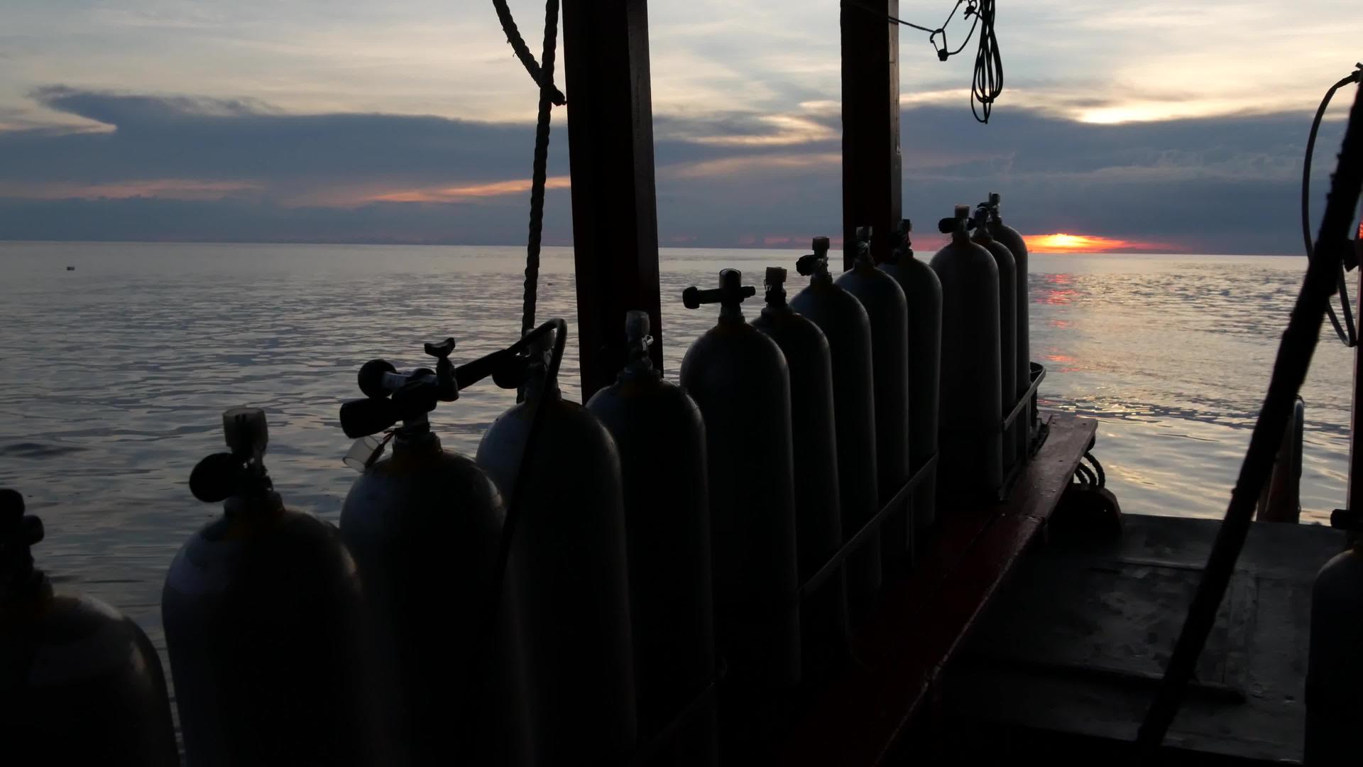 泰兰港的现代船Kohtao在度假胜地附近的海洋中穿梭视频的预览图
