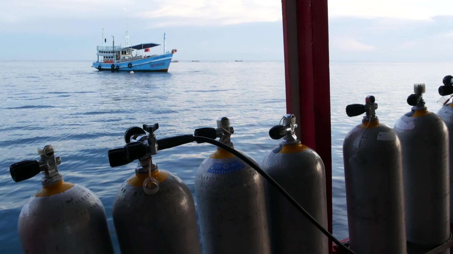 泰兰港的现代船Kohtao在度假胜地附近的海洋中穿梭视频的预览图